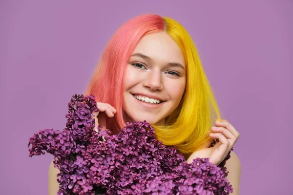 Skönhet porträtt av tonåring flicka med fashionabla färgade frisyr, lila blommor — Stockfoto