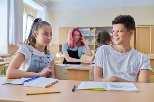 Grupa nastolatków siedząca przy biurku w klasie — Zdjęcie stockowe