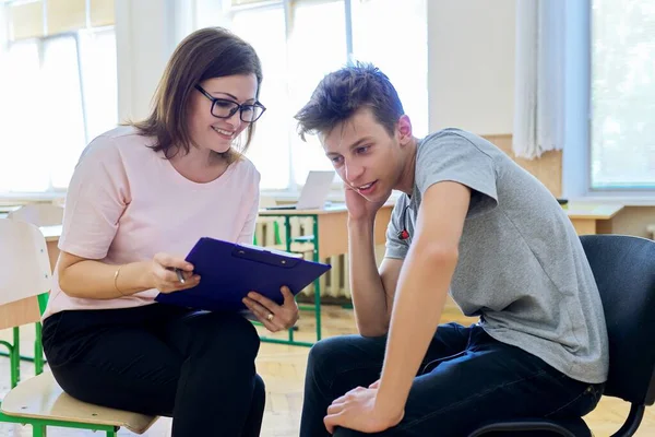 Žena školní psycholog mluví a pomáhá studentovi, dospívající chlapec — Stock fotografie