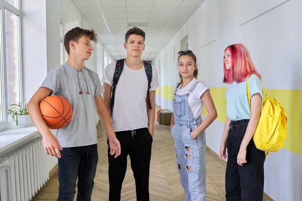 Μια ομάδα εφήβων μαθητών 16 ετών στο διάδρομο του σχολείου — Φωτογραφία Αρχείου