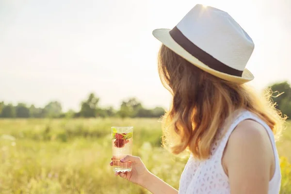 Mulher de chapéu com copo de refrescante bebida de hortelã de morango natural — Fotografia de Stock