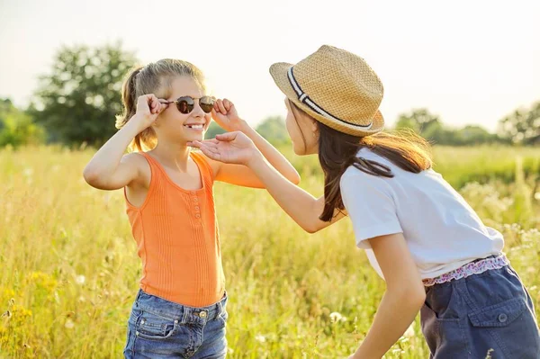 Los niños se divierten en la naturaleza, dos niñas se ríen — Foto de Stock