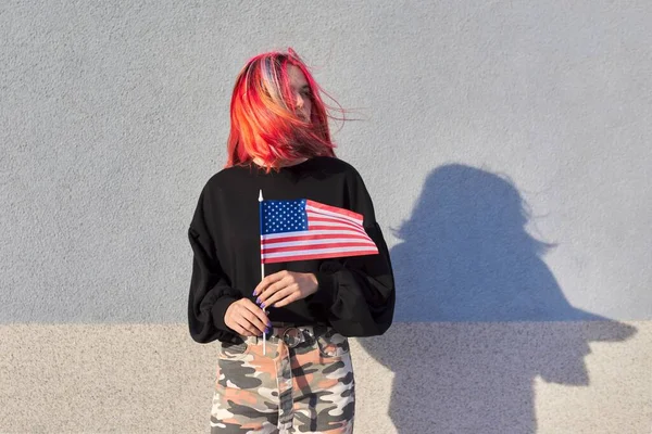 Nő diák tizenéves amerikai zászló a kezében, szürke szabadban fal háttér — Stock Fotó