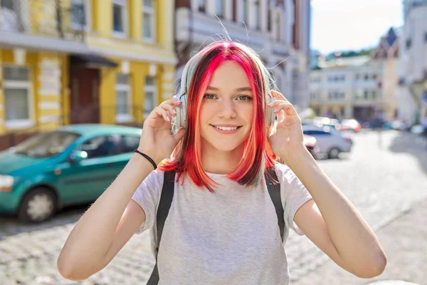 Retrato ao ar livre de adolescente ouvindo música com fones de ouvido sem fio — Fotografia de Stock