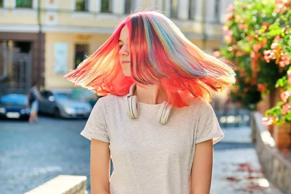 Close-up de fluttering colorido cabelo tingido de jovem mulher na ensolarada rua da cidade — Fotografia de Stock