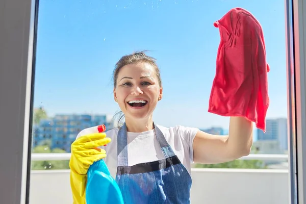 成熟した正の女性の肖像画洗濯窓 — ストック写真