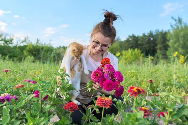 Mulher feliz madura com gato doméstico e fresco zinnia flores buquê — Fotografia de Stock