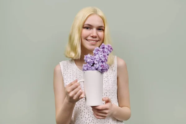 Porträtt av flicka tonåring med blommor på grön bakgrund. — Stockfoto