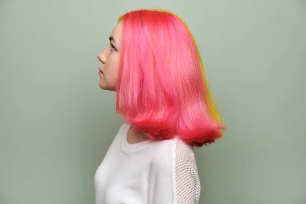 Foto de la cabeza de moda hermosa adolescente buscando en el perfil con el pelo teñido de moda — Foto de Stock