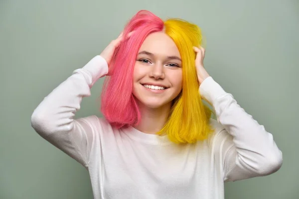 Färgat långt hår närbild, flicka mode skönhet modell som visar färg på håret — Stockfoto