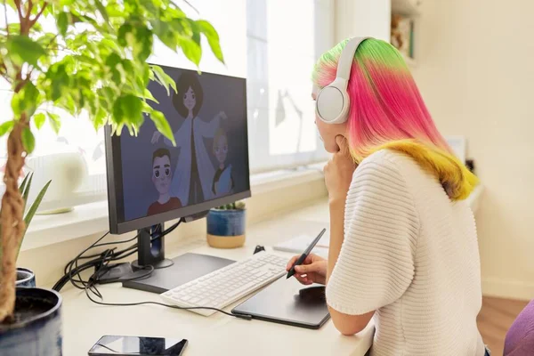 Jeune fille artiste adolescent dans un casque dessin sur ordinateur à l'aide d'une tablette graphique — Photo