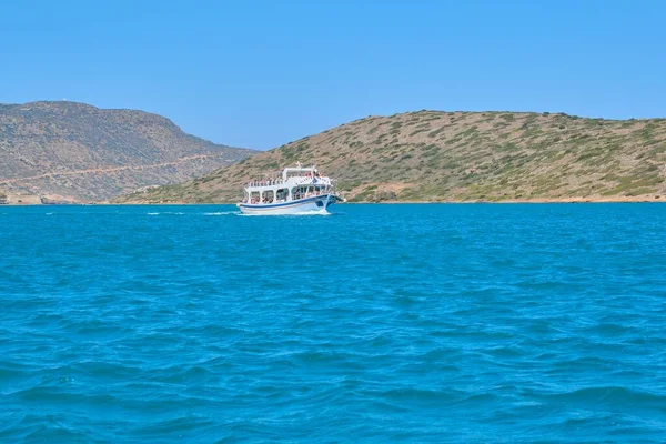 09.09.2019. Griechenland Kreta. Touristische Motorbootfahrt, blauer Hintergrund der Ägäis, griechische Inseln — Stockfoto