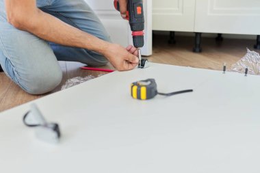 Mobilya ve marangoz işçilerinin ellerinin profesyonel aletlerle kapatılması