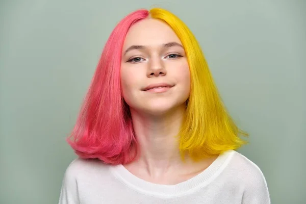 Заголовок модної красивої дівчини-підлітка з модним пофарбованим волоссям — стокове фото