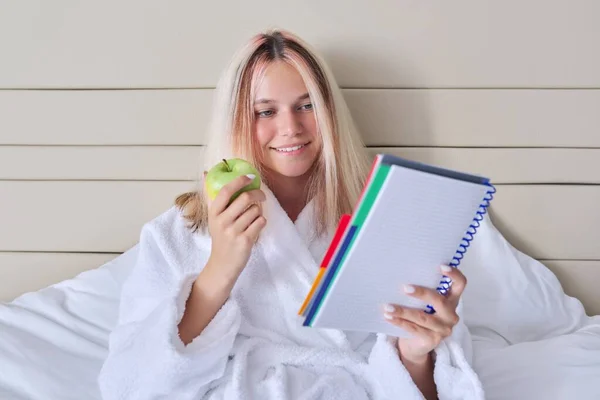 Estudante adolescente com maçã verde e caderno escolar — Fotografia de Stock