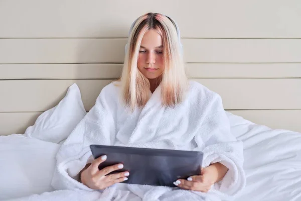 Comunicación en línea, videollamada, adolescente en auriculares con tableta digital. —  Fotos de Stock