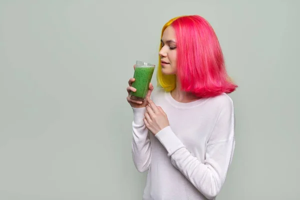 Jovem adolescente com bebida smoothie vegetal verde, dieta vegan saudável, espaço de cópia — Fotografia de Stock