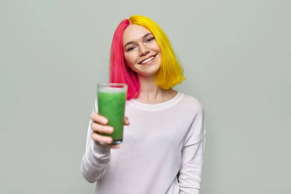 Fashionabla tonåring flicka med glas färska gröna smoothies — Stockfoto