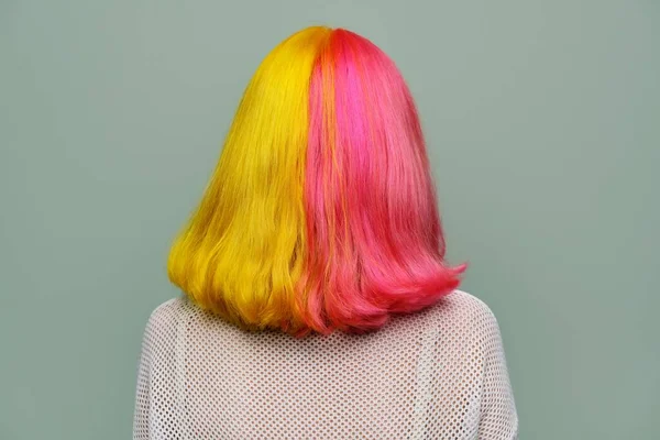Barvené dlouhé vlasy, dvě barvy, pohled zezadu, dívka módní model ukazující zbarvení na jejích vlasech — Stock fotografie