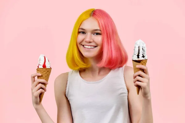 มีความสุขกับนางแบบผมย้อมสี วัยรุ่นถือไอศกรีมในก้อน — ภาพถ่ายสต็อก