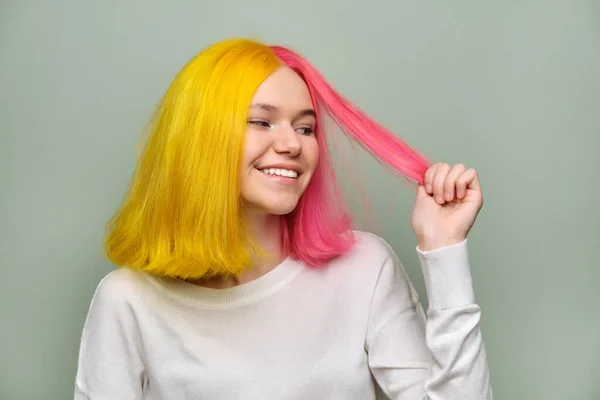 Barvené dlouhé vlasy close-up, dívka módní krása model ukazující zbarvení na jejích vlasech — Stock fotografie