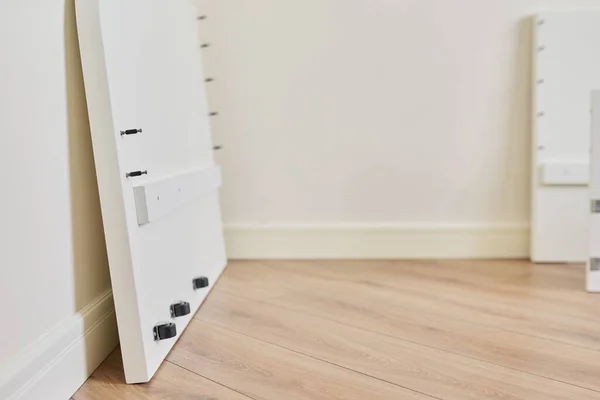 Detalles de los muebles primer plano, montaje, muebles de madera blanca en el hogar —  Fotos de Stock