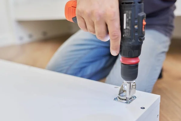 Närbild detalj möbler och händer snickare arbetare med professionella verktyg — Stockfoto