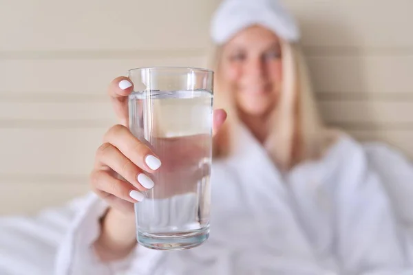 Glass of clean water close-up in hand of young woman — Stock Photo, Image