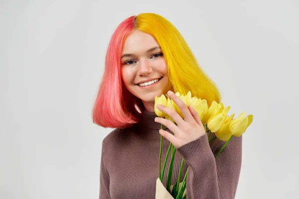 Leende glad trendig tonåring flicka med bukett gula tulpaner — Stockfoto