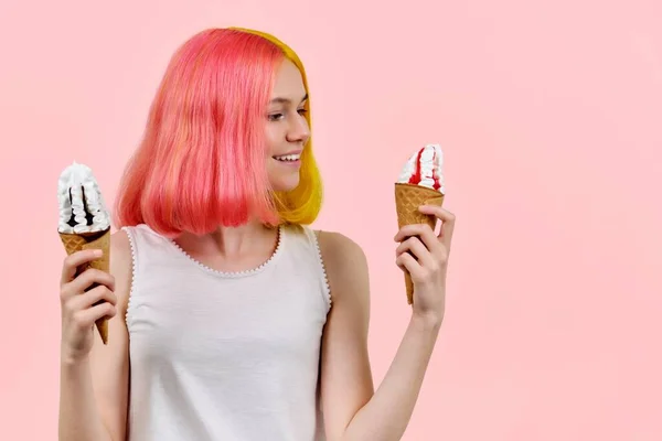 Feliz con el modelo de pelo teñido de color adolescente sosteniendo helado en conos —  Fotos de Stock