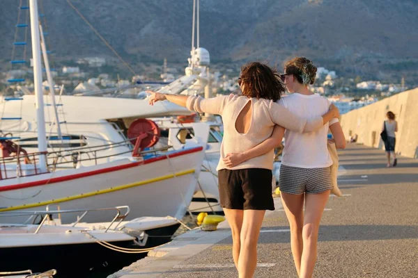 海家一起渡假，快乐的妈妈和十几岁的女儿沿着码头散步 — 图库照片