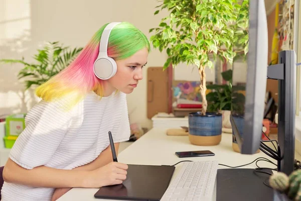 Mädchen Teenager Künstler mit Kopfhörern Zeichnung auf dem Computer mit Grafik-Tablet — Stockfoto