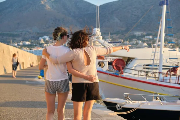 海家一起渡假，快乐的妈妈和十几岁的女儿沿着码头散步 — 图库照片