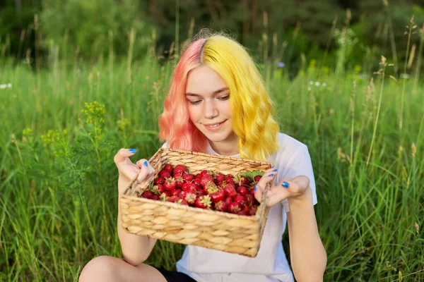 Ung tonårstjej med korg av färska plockade jordgubbar — Stockfoto