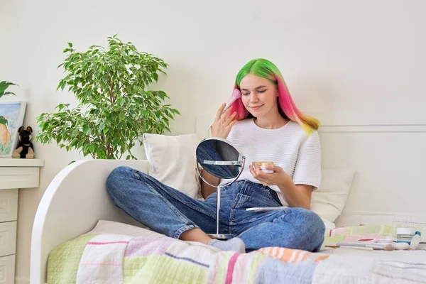 Modieuze tiener doet make-up thuis, meisje met trendy geverfd haar — Stockfoto