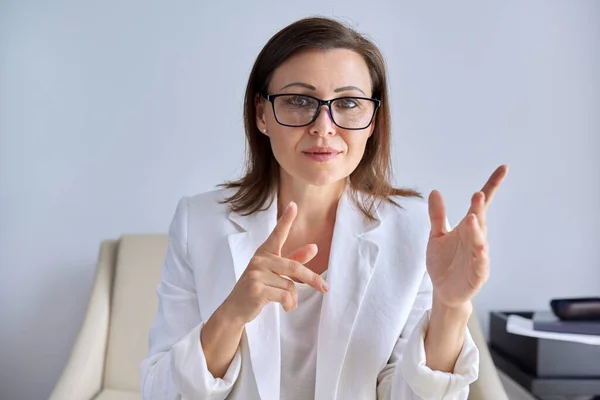 Positief praten middelbare leeftijd zakelijke vrouw op zoek naar webcam — Stockfoto