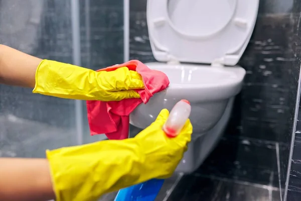 Жінка в рукавичках з миючим засобом миття туалету крупним планом — стокове фото