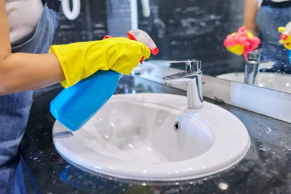 Жінка в фартухах рукавички з миючим засобом для прання басейну — стокове фото