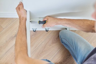 Mobilya ve marangoz işçilerinin ellerinin profesyonel aletlerle kapatılması