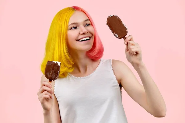 Vackra leende tonåring flicka med läcker choklad glass på rosa bakgrund — Stockfoto