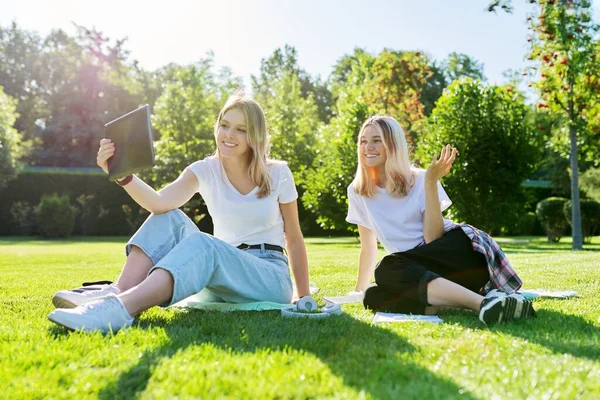 Deux étudiantes riantes qui parlent en utilisant une tablette numérique pour la communication vidéo — Photo