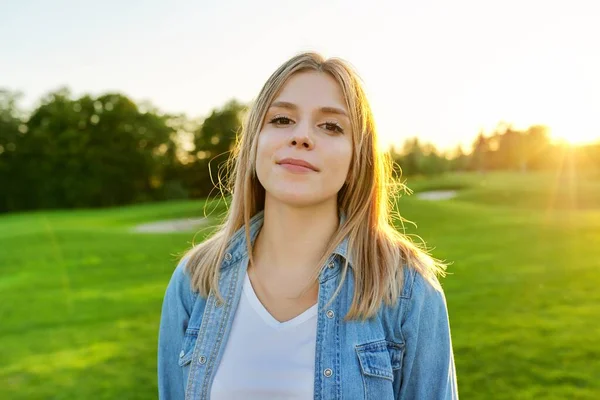 Porträtt av leende vacker glad ung kvinna 20 år gammal — Stockfoto