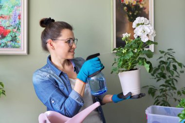 Saksı, hobi ve boş vakti olan bir kadın.