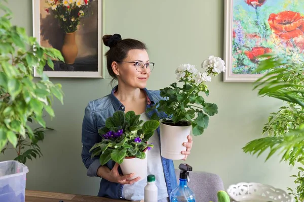 ポット、趣味やレジャーで自宅の植物を持つ女性 — ストック写真