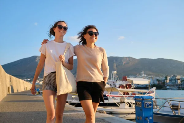 Zee familie vakantie samen, gelukkig moeder en tienerdochter wandelen langs de pier — Stockfoto