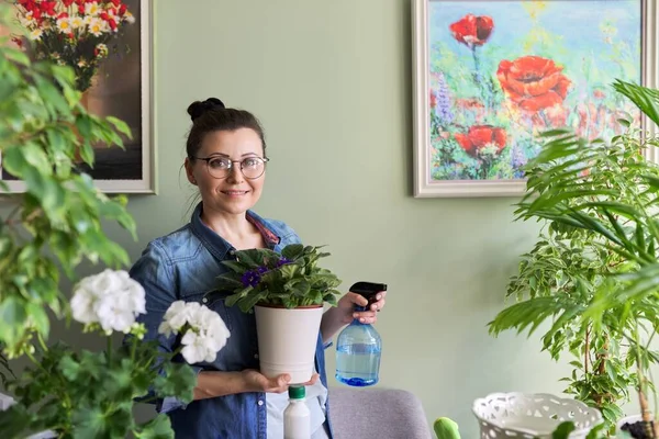 Женщина с домашними растениями в горшках, хобби и досуге — стоковое фото