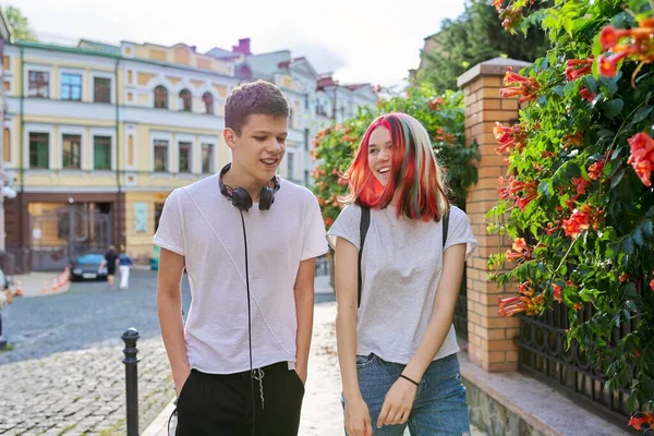 Juventud, adolescentes, estilo de vida, retrato de la sonrisa feliz adolescente y niña —  Fotos de Stock