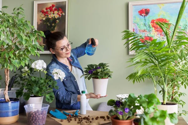 Женщина заботится о комнатных растений, хобби и отдыха, природа в доме — стоковое фото