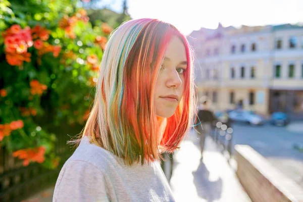 Detailní záběr dospívajících dívek hlavy s multi-barevné barvené vlasy, komplexní zbarvení — Stock fotografie