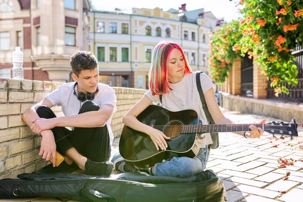 Boldog fiatalok pár srác és lány játszik akusztikus gitár — Stock Fotó